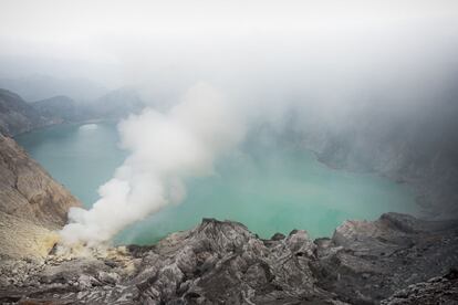 Tres erupciones volcánicas hace 3.500 años crearon seis picos volcánicos en la meseta de Ijen, en la isla indonesia de Java. El paraje es paradójico, vivo y eterno: rocas gigantescas y afiladas buscan las nubes alrededor de un lago inconmovible.