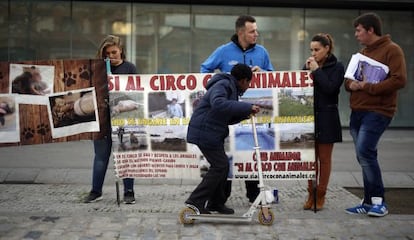 Concentracion a favor de los animales en el circo frente a la Junta de distrito de Arganzuela.