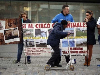 Concentracion a favor de los animales en el circo frente a la Junta de distrito de Arganzuela.