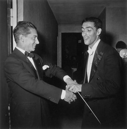 Ataúlfo Argenta con Herbert von Karajan, amigo y colega, en un encuentro en Besançon (este de Francia)