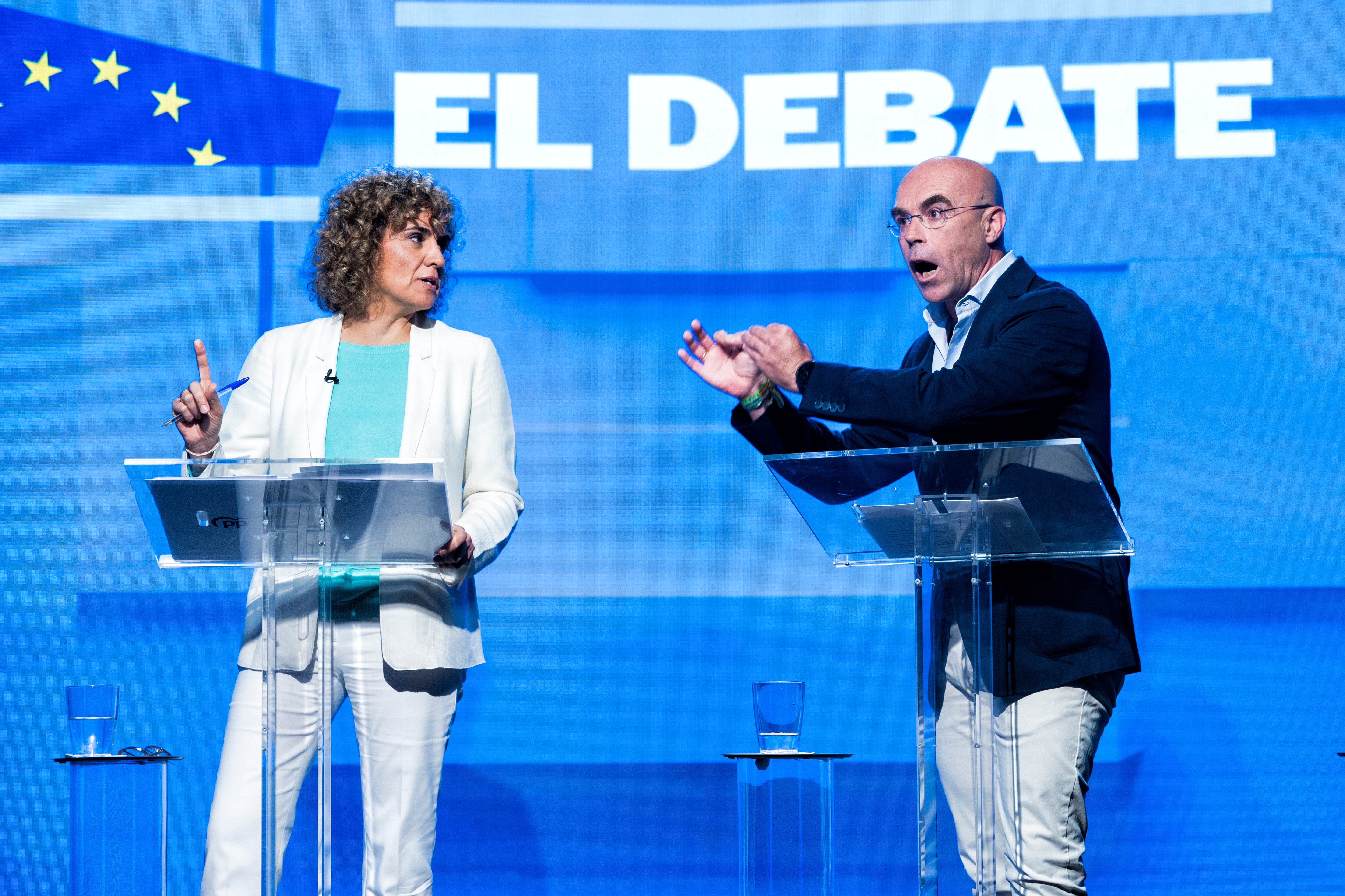 Dolors Montserrat (PP) y Jorge Buxadé (VOX), durante el debate.