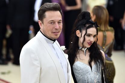 Elon Musk y Grimes en la gala MET 2018.