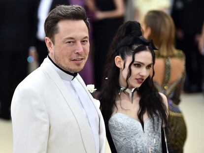 Elon Musk y Grimes en la gala MET 2018.