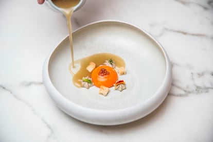 El plato 'Un paseo por el campo': yema de huevo, emulsión de tomillo, hierbabuena y cantueso, pan tostado, caviar de trufa y caldo-crema de tomillo. 