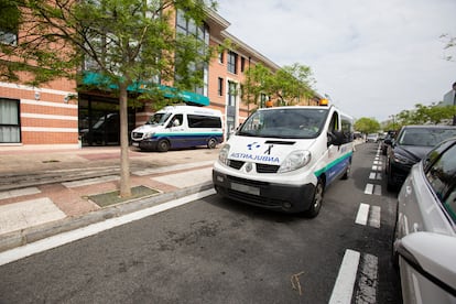 Varias ambulancias junto a la residencia Caser, en Vitoria.