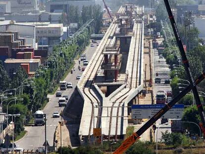 Viaducto del metro a su paso por la calle A de la Zona Franca.