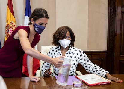 Las ministra de Igualdad de España, Irene Montero, sirve agua a la de Francia, Élisabeth Moreno, momento antes de la entrevista.