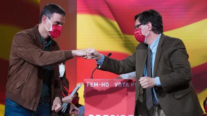 El presidente del Gobierno y secretario general del PSOE, Pedro Sánchez, saluda al candidato del PSC a la presidencia de la Generalitat, Salvador Illa, durante el acto final de campaña, este viernes.