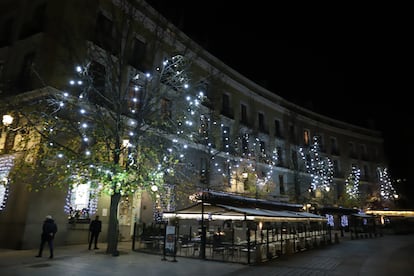 Arboles adornados con luces led en la Plaza de Oriente.