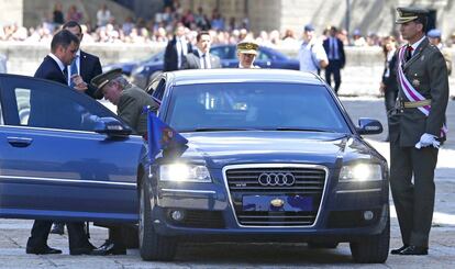 Llegada del coche oficial con el Rey y el Príncipe de Asturias a El Escorial. 