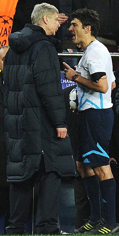 Arsène Wenger, encarado con Massimo Busacca.