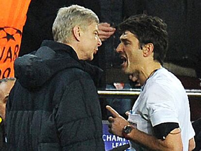 Arsène Wenger, encarado con Massimo Busacca.