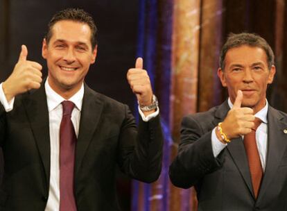 El líder del Partido Liberal, Heinz-Christian Strache, y Jörg Haider, de la Unión por el Futuro, saludan tras los resultados de los comicios del domingo