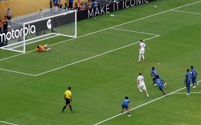 Bono, portero del Al Hilal, para el penalti lanzado por el madridsta Valverde. 
