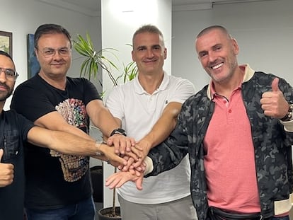 El alcalde de Premià (polo blanco), junto a los miembros de la empresa Desokupa.