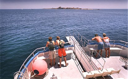 Travesía a Tabarca (al fondo) desde Santa Pola. A la isla salen, además, barcos desde Guardamar, Alicante y Torrevieja.