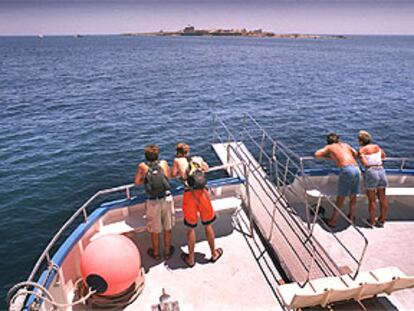 Travesía a Tabarca (al fondo) desde Santa Pola. A la isla salen, además, barcos desde Guardamar, Alicante y Torrevieja.