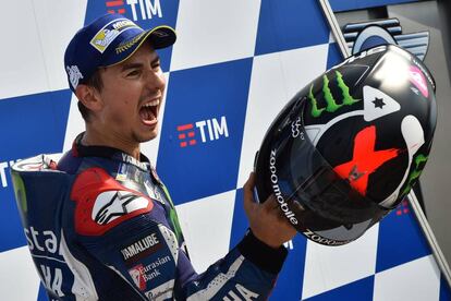 Jorge Lorenzo celebra la pole lograda en Misano.