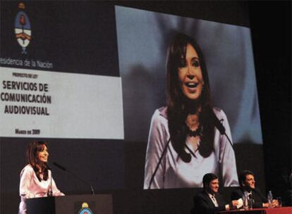 La presidenta Fernández de Kirchner obtiene el apoyo de la Cámara de Diputados para la propuesta de adelantar cuatro meses el calendario electoral de 2009.