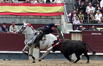 Andy Cartagena prende una banderilla en la suerte del violín en su primer toro.