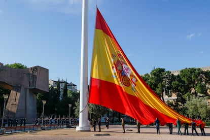 Acto de izado de la bandera de España en los Jardines del Descubrimiento de la Plaza de Colón para celebrar el Día de San Isidro, patrón de la capital. 