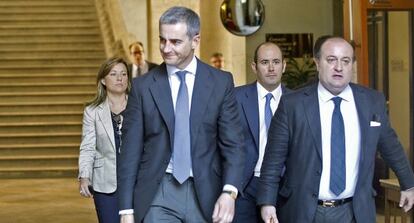 Ricardo Costa, junto a su abogado, esta ma&ntilde;ana, a la salida del TSJ. 