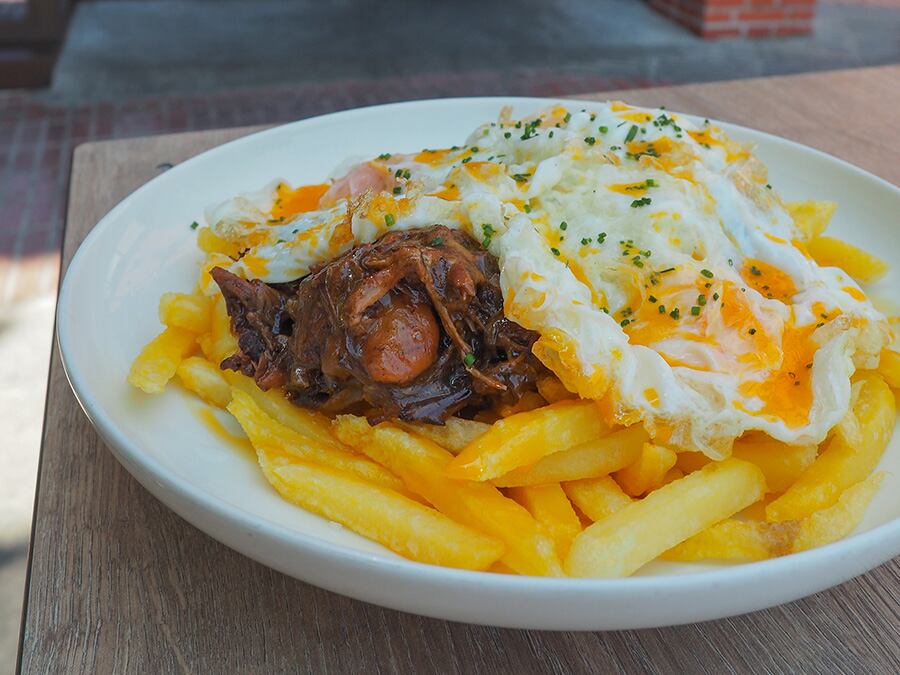 Huevos rotos con migas de rabo de toro y patatas fritas, en Casa Toro.