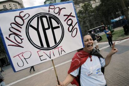 Una manifestante en la Plaza de Mayo en Buenos Aires.