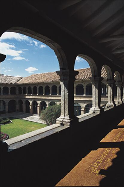 El hotel conserva la estructura original. El jardín está enmarcado por el antiguo claustro, con su crucero de arcos de medio punto.