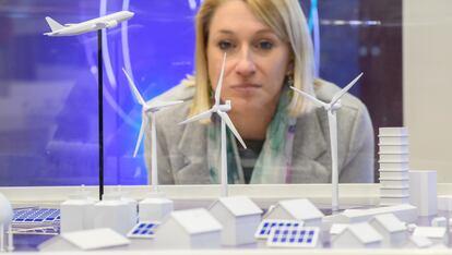 Un modelo de ciudad con turbinas eólicas y paneles solares en el stand de Siemens Energy en la feria industrial Hannover Messe.