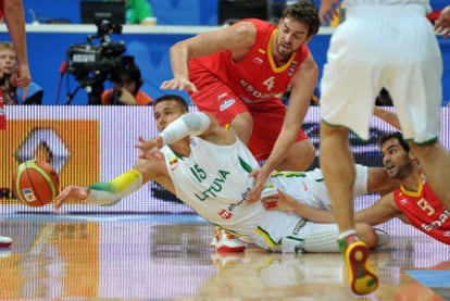 Pau Gasol pelea un rebote con Javtokas en presencia de Calderón.