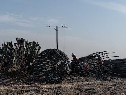 Trabajadores durante la construcción del futuro aeropuerto Felipe Ángeles, en febrero.