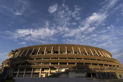 Tóquio apresentou neste domingo seu estádio olímpico, projetado para enfrentar as fortes temperaturas durante os Jogos Olímpicos, que acontecerão entre 24 de julho e 9 de agosto.