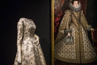 Un 'balenciaga' junto al óleo 'Isabel de Borbón, esposa de Felipe IV', de Villandrando.