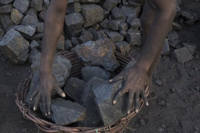 La mayoría de los residentes de Jharia trabajan como cargadores de carbón en uno de los muchos depósitos dispersos por las periferias de las minas. Es un trabajo agotador para un ingreso semanal de alrededor de 1000 rupias, el equivalente a unos 13 euros.