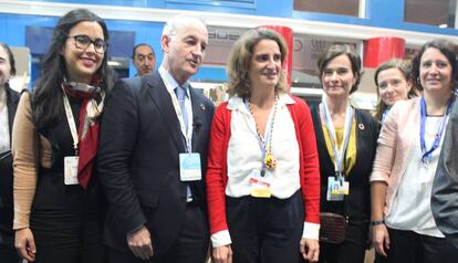 La ministra Teresa Rivera durante la visita al stand de la Cámara.