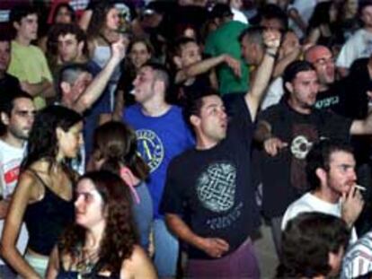 Público de un concierto del Bram, I Festival de Música, Art i Expressió de Xàtiva. PLANO GENERAL - ESCENA