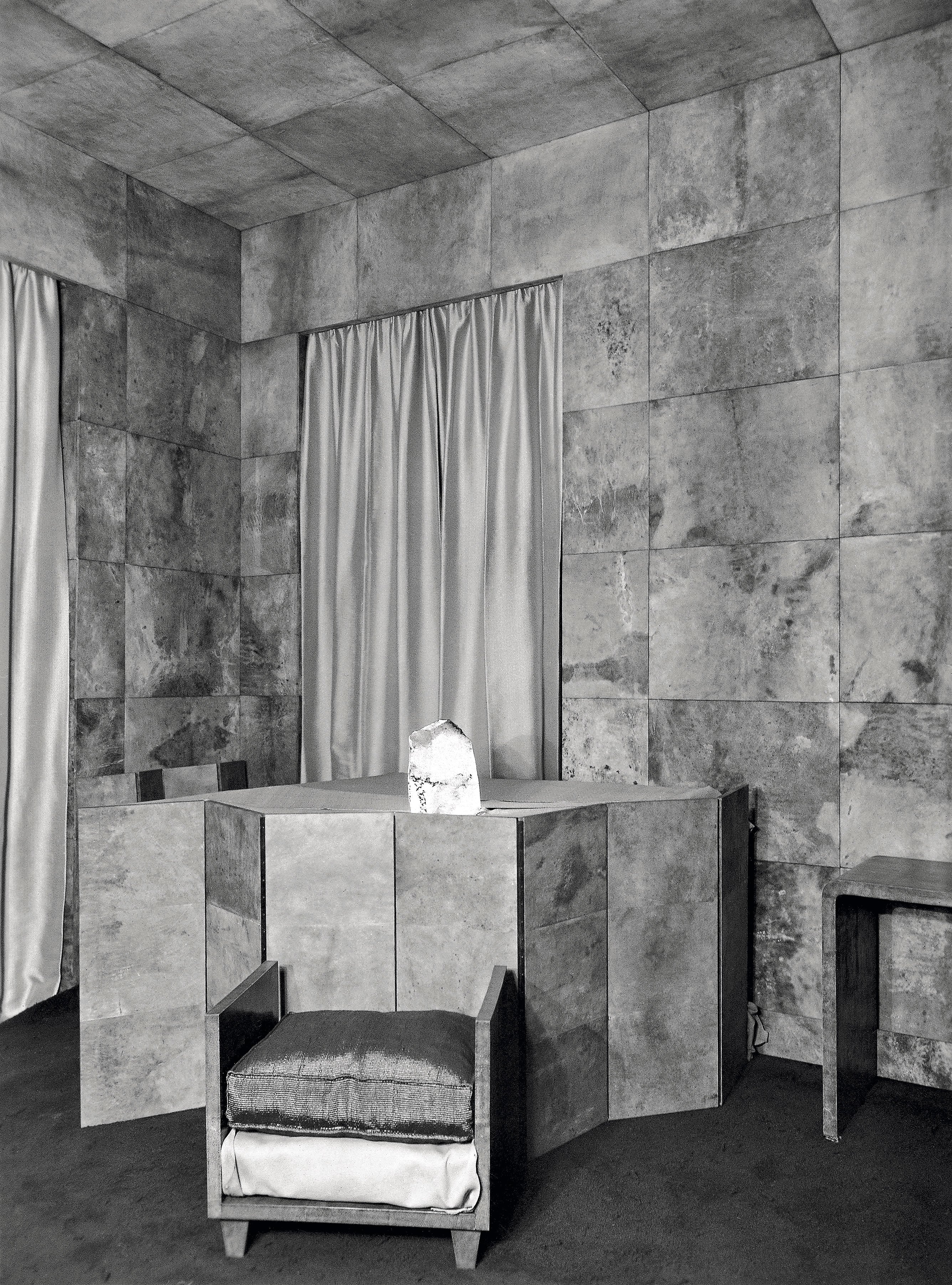 Salón cubierto por cuadrículas de pergaminos por Jean-Michel Frank en el ático del filántropo Templeton Crocker (1930).