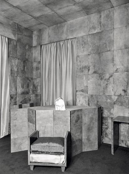 Salón cubierto por cuadrículas de pergaminos por Jean-Michel Frank en el ático del filántropo Templeton Crocker (1930).