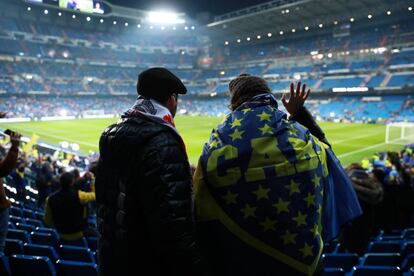 Seguidores de Boca Juniors en el estadio Santiago Bernabéu horas antes del inicio de la final de la Copa Libertadores.