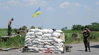 Forças ucranianas em um controle na região separatista de Donetsk.