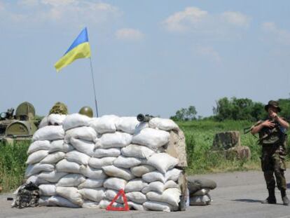 Forças ucranianas em um controle na região separatista de Donetsk.