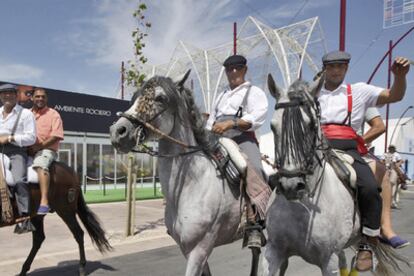 Dos caballistas, ayer en el nuevo real de la Feria de Almería.