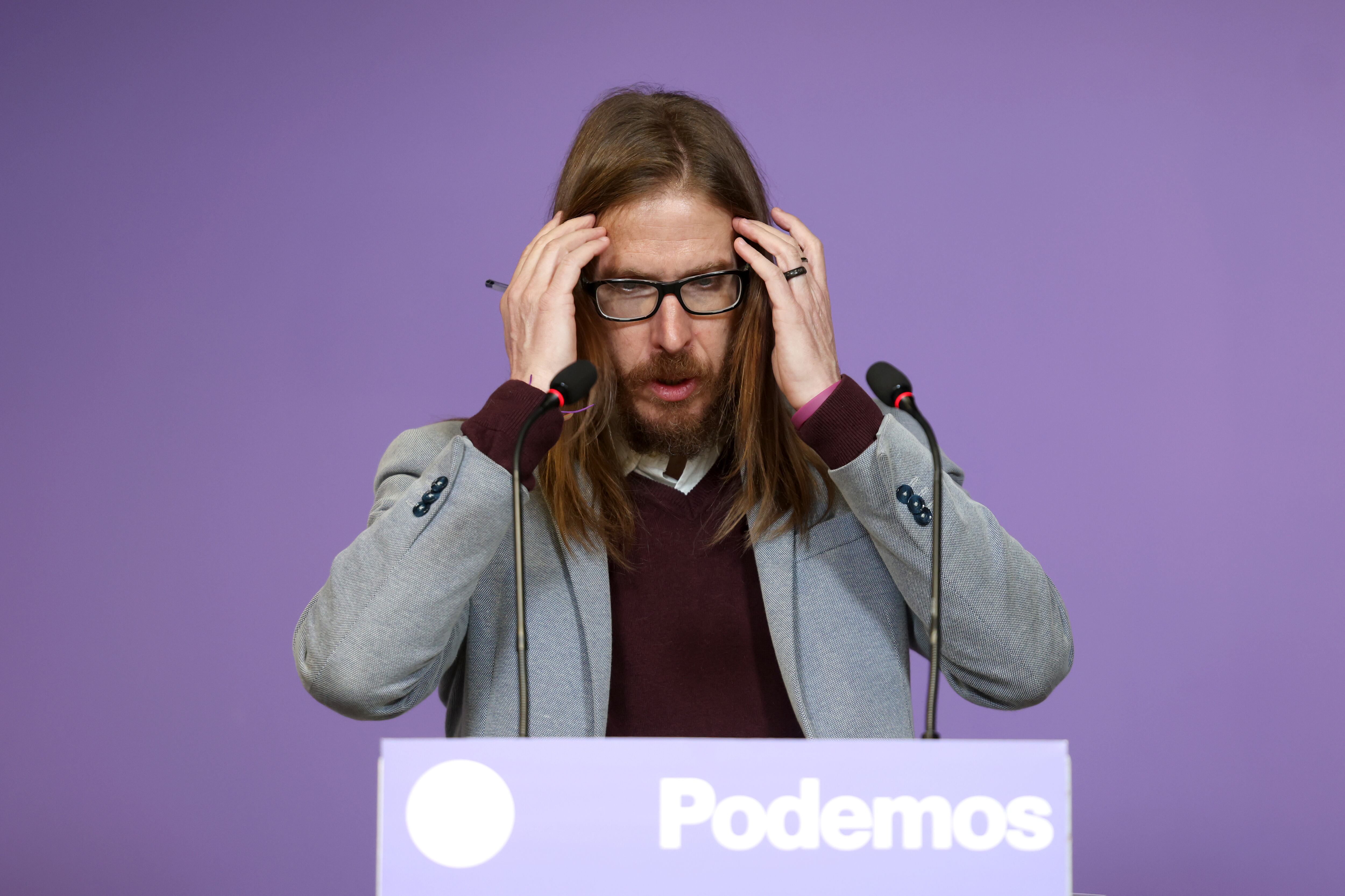 El secretario de Organización y portavoz de Podemos, Pablo Fernández, durante la rueda de prensa de este lunes para analizar los resultados electorales en Castilla y León. 