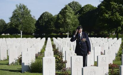 Un veterano brit&aacute;nico saluda ante una tumba de un camarada ca&iacute;do en el cementerio militar brit&aacute;nico en Bayeux (Francia).