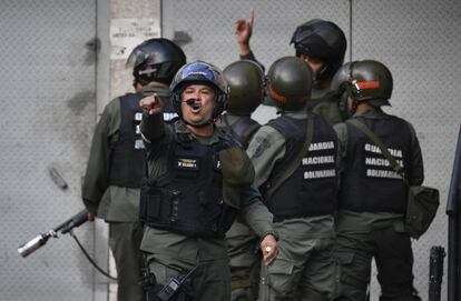 Membros da Força de Ações Especiais (FAES) da Guarda Nacional Bolivariana repelem os manifestantes perto de seu destacamento de Cotiza. Os rebeldes foram presos, mas os protestos contra Maduro continuaram na área.