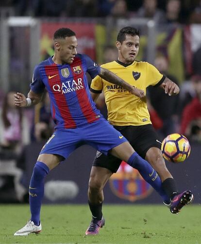 El delantero brasileño del FC Barcelona Neymar (izquierda) y el defensa venezolono Roberto Rosales (derecha).

