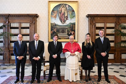 Desde la izquierda, Luis Pablo María Beltramino, embajador argentino ante la Santa Sede; Gerardo Werthein, ministro de Asuntos Exteriores de Argentina; Javier Milei, presidente de Argentina; el papa León XIV; Karina Milei, secretaria general de la Presidencia de Argentina, y Sebastián Pareja, subsecretario de Integración Socio-Urbana de Argentina.