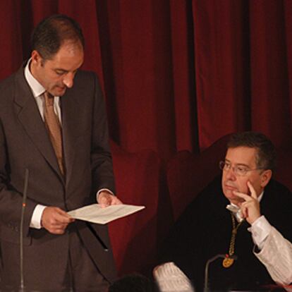 El presidente Francisco Camps y el rector Francisco Tomás, ayer en la Universitat de Valencia.