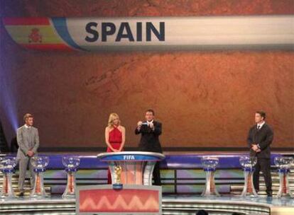 El secretario general de la FIFA, Jerome Valkce, muestra el nombre de España.